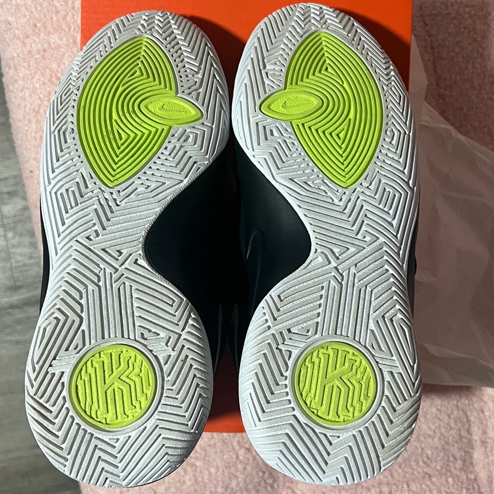 Nike Kyrie Flytrap 3 - Black & White Sneakers - GS 7Y - Picture 10 of 11